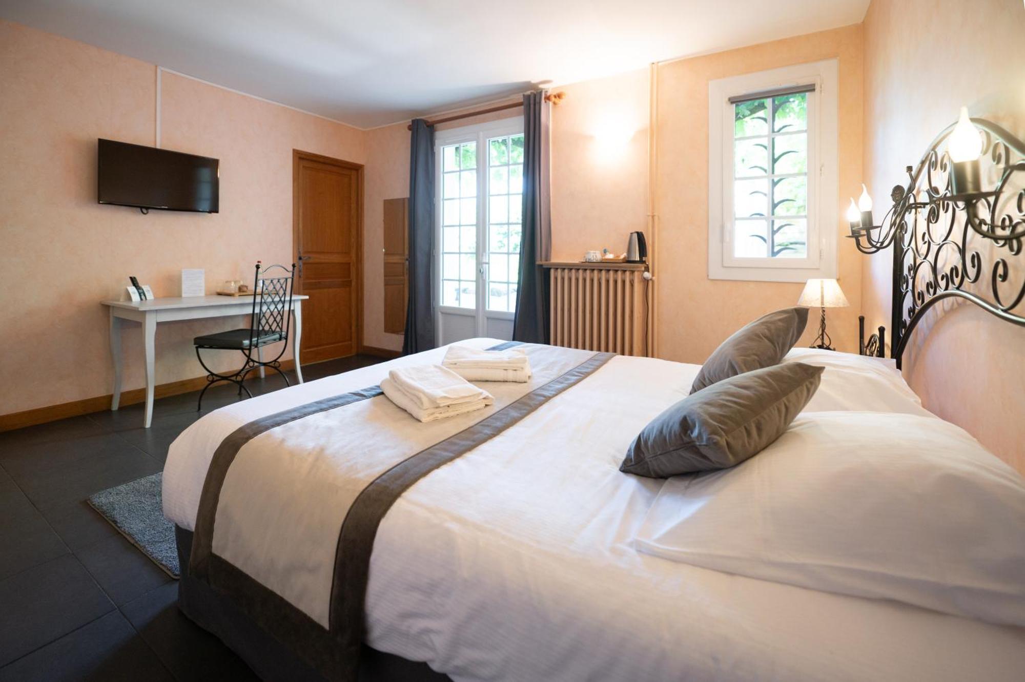 Logis Hotels - Hotel Restaurant Domaine Les Falaises Martel Room photo